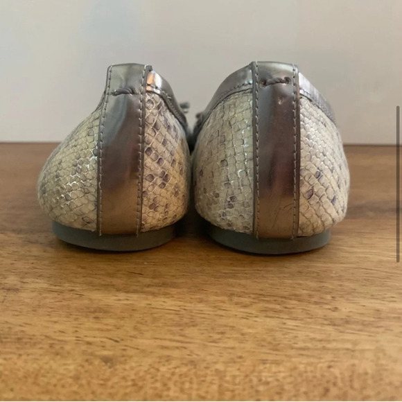 Tory Burch Verbena snakeskin silver ballet flats shoes- Size 8.5 - Picture 5 of 7